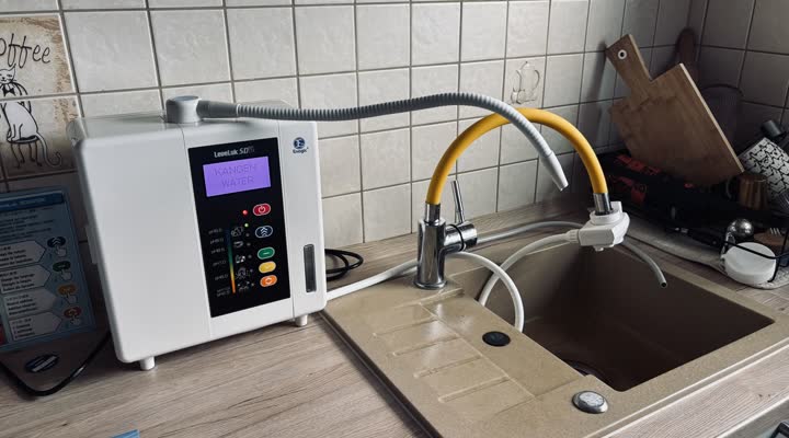 Jonizator wody Kangen Leveluk SD501DX zamontowany w kuchni klientów