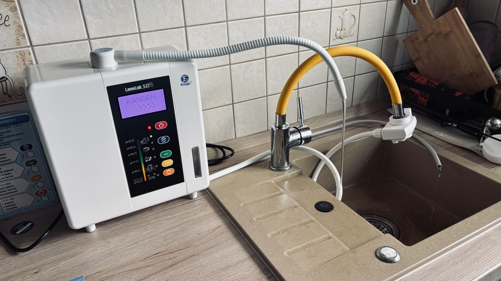 Woda płynąca z jonizatora Kangen Leveluk SD501DX do zlewu kuchennego